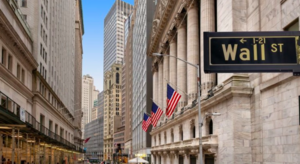 Wall Street profundiza pérdidas por temores de sobrevaloración en IA y tono agresivo de la Fed